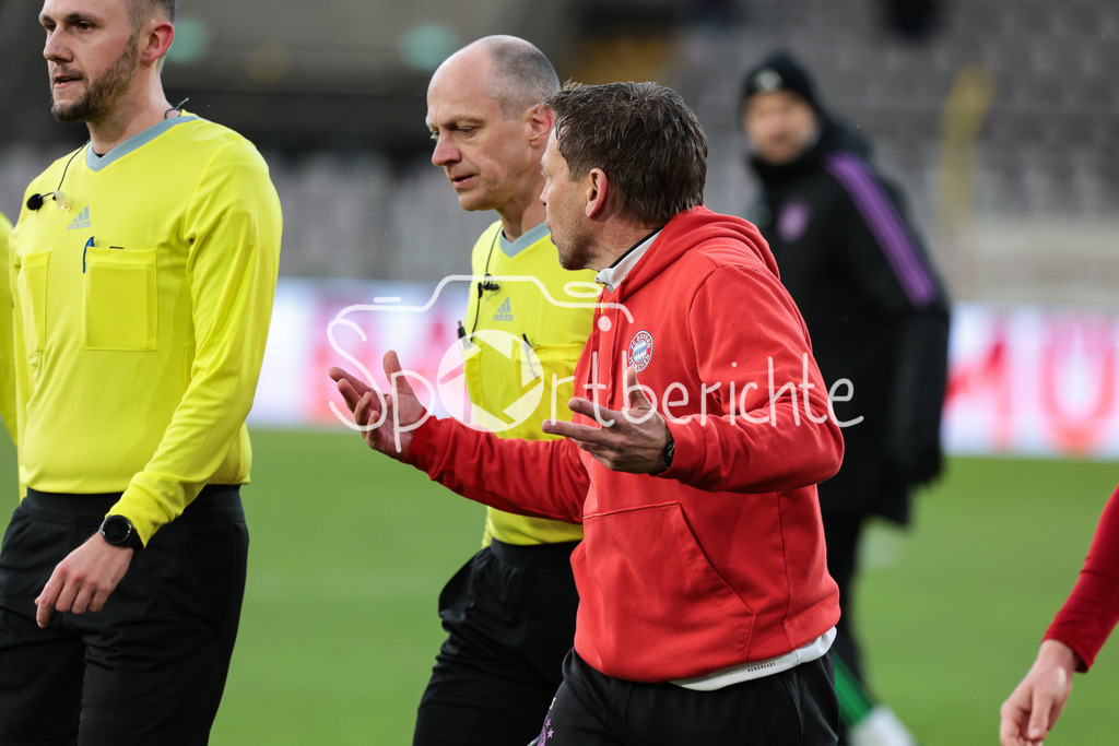 FC Bayern Amateure - TSV Buchbach | Hitzige Schlussphase der ersten Halbzeit / nach der roten Karte fuer Tom Ritzy HUELSMANN (FCB #1) gibt es Diskussionen / Holger SEITZ und Schiedsrichter Patrick KRETTEK