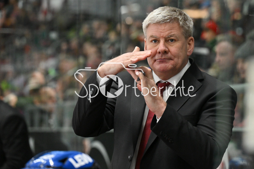 Augsburger Panther - Fischtown Bremerhaven | AUGSBURG, GERMANY - 25. JANUARY: im Bild Bill PETERS Trainer Augsburger Panther / Einzelfoto / Freisteller während dem Match zwischen den Augsburger Panthern und den Fischtown Pinguins am 43. Spieltag der Penny DEL im Curt Frenzel Stadion