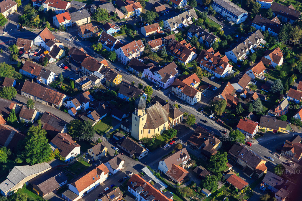 Luftbild: Kirche St. Nikolaus im Ortsteil Böhringen in Radolfzell im Bundesland Baden-Württemberg in Deutschland. – Foto: IMG_094285.jpg vom 27.08.2016 durch Werner Riehm/FLY-FOTO.de – Auflösung des Originals: 5472 x 3648 px – Radolfzell Kath. Kirche Bodensee-Hegau