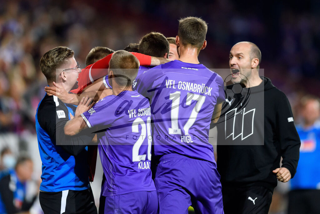 OSNVKO20210906_33 | Fussball, Herren: Marc Heider (VfL Osnabrueck) Torjubel, jubelt mit seiner Mannschaft nach dem Treffer zum 1:0 beim Spiel der 3. Liga zwischen VfL Osnabrueck und FC Viktoria Koeln im Stadion an der Bremer Bruecke am 06.09.2021 in Osnabrueck, Deutschland.DFB / DFL REGULATIONS PROHIBIT ANY USE OF PHOTOGRAPHS AS IMAGE SEQUENCES AND/OR QUASI-VIDEO. - Realisiert mit Pictrs.com