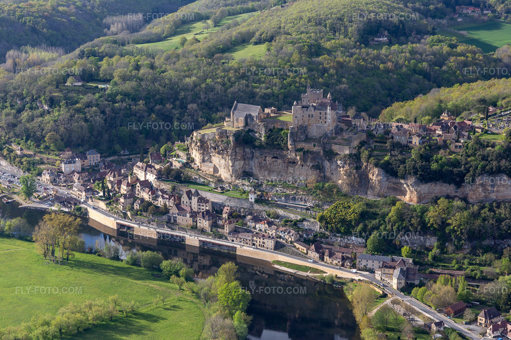 Aerial view: Chateau de Beynac in Beynac-et-Cazenac in the state Dordogne, France. – Photo: IMG_113492.jpg taken on 04/16/2019 by Werner Riehm/FLY-FOTO.com – Resolution of the original: 5472 x 3648 px