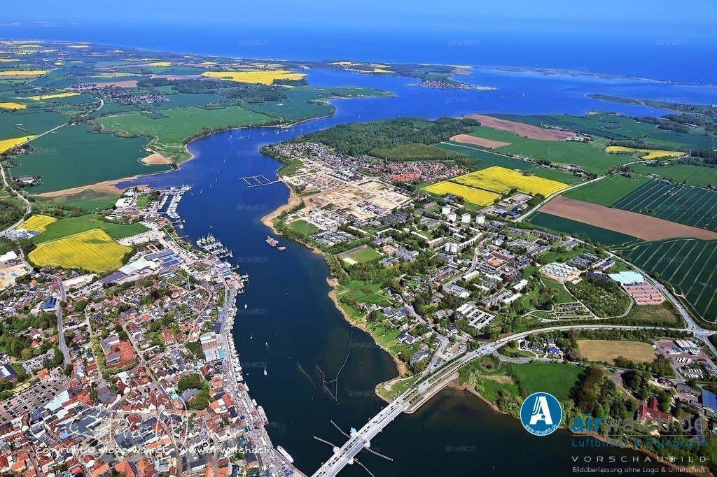 Luftbild Kappeln an der Schlei & Ellenberg | Kappeln ist idealer Ausgangspunkt für Entdeckungstouren:Arnis: Die kleinste Stadt Deutschlands, nur 4 km entfernt – charmant, autofrei zu erkunden.Maasholm: Idyllisches Fischerdörfchen mit Naturschutzgebiet und Erlebniszentrum.Geltinger Birk: Naturschutzgebiet mit Wildpferden und der Mühle Charlotte.Glücksburg: Mit imposantem Wasserschloss direkt am Meer.Wikinger Museum Haithabu: Faszinierende Einblicke in die nordische Geschichte.