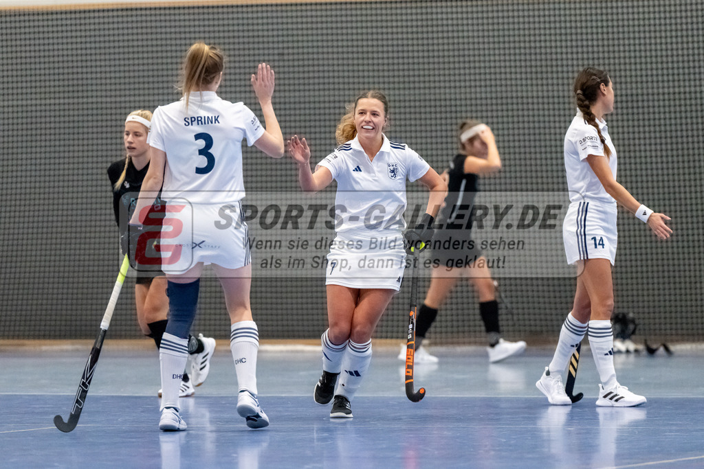 HK_20241201_109477 | 1. Bundesliga Halle Damen Düsseldorfer HC - Schwarz Weiss Köln am 1.12.2024 DHC, Düsseldorf , Annika Sprink ( Düsseldorfer HC #3 ) , Mabel Brands ( Düsseldorfer HC #7 ) , Selin Oruz ( Düsseldorfer HC #14 )