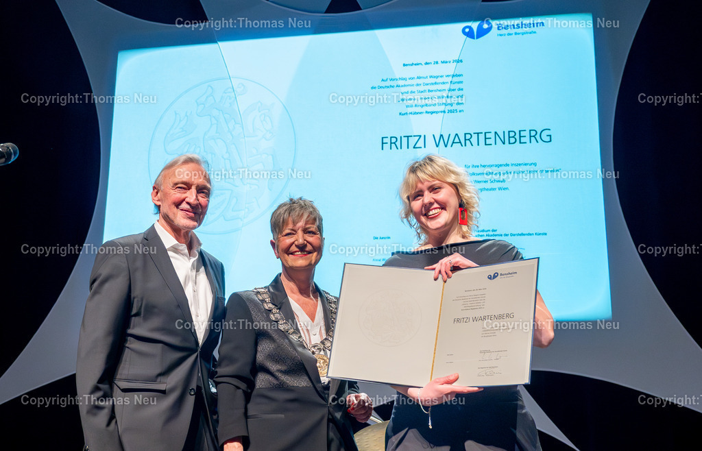 kurt-huebner-regiepreis-fritzi-wartenberg-bensheim-fotografie-thomas-neu.jpg-11 | Im Parktheater Bensheim fand am 28. März 2026 die Verleihung des Eysoldt-Rings 2025 statt – eine der bedeutendsten Auszeichnungen für Schauspielkunst im deutschsprachigen Raum. Der Preis ging an Thomas Schmauser, der für seine herausragende darstellerische Leistung geehrt wurde.Im Rahmen der Veranstaltung wurde außerdem der Kurt-Hübner-Regiepreis an Fritzi Wartenberg verliehen, die für ihre besondere künstlerische Handschrift und Regiearbeit ausgezeichnet wurde. Bild zeigt den Präsidenten der Deutschen Akademie der Darstellenden Künste Prof. Hans-Jürgen Drescher, die Bensheimer Bürgermsiterin Christine Klein und Fritzi Wartenberg, ,Bild: Thomas Neu