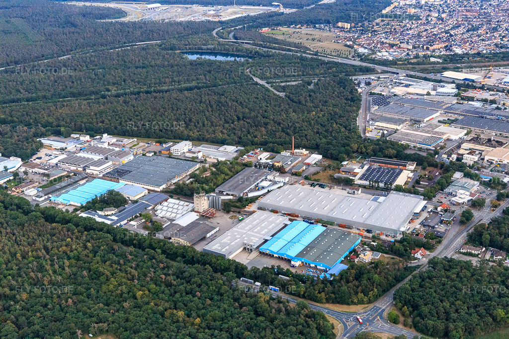 Luftbild: Industriegebiet Talhausstraße beidseits der A61 in Hockenheim im Bundesland Baden-Württemberg in Deutschland. Foto: IMG_121117.jpg vom 25.07.2020 durch Werner Riehm/FLY-FOTO.de
