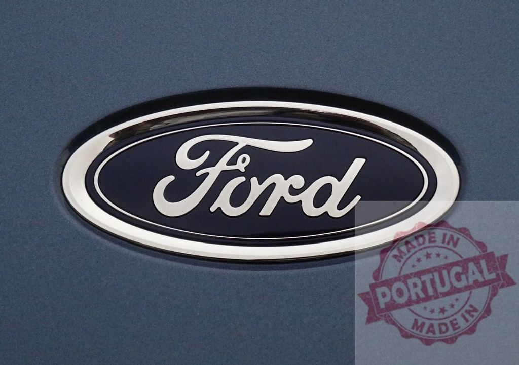 Ford Motor Company automotive brand logo emblem | Ford Motor Company logo emblem on a car body surface - Realisiert mit Pictrs.com