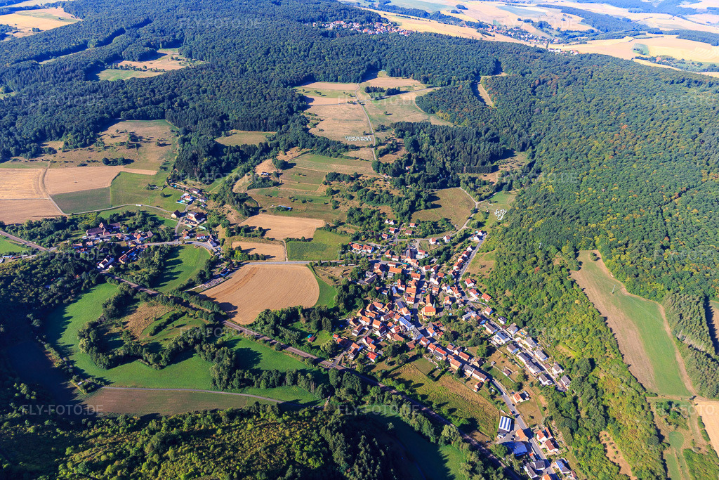 Luftbild: Dorfansicht im Alsenztal aus Norden im Ortsteil Stolzenbergerhof in Bayerfeld-Steckweiler im Bundesland Rheinland-Pfalz in Deutschland. Foto: IMG_109929.jpg vom 06.08.2018 durch Werner Riehm/FLY-FOTO.de