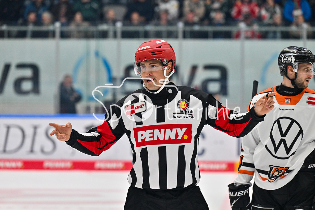 Augsburger Panther - Grizzlys Wolfsburg | Im Bild Hauptschiedsrichter David CESPIVA / Einzelfoto / Freisteller / DEL: Augsburger Panther - Grizzlys Wolfsburg; Curt Frenzel Stadion am 10.10.2025