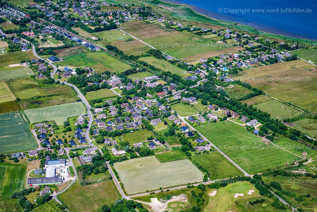 Sylt_Morsum_Kleinmorsum_ELS_4018210625 | KLEINMORSUM 21.06.2025 Ortsansicht an der Meeres-Küste in Kleinmorsum auf der Insel Sylt im Bundesland Schleswig-Holstein, Deutschland. // Townscape on the seacoast in Kleinmorsum at the Island Sylt in the state Schleswig-Holstein, Germany. Foto: Martin Elsen