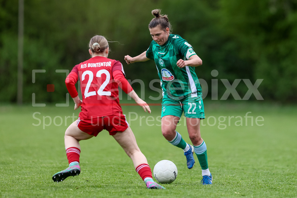 Fussball, Testspiel Frauen, ATS Buntentor - SV Werder Bremen | v.li.: Mia Bastian (ATS Buntentor, 22) und Rieke Dieckmann (SV Werder Bremen, 22) im Zweikampf, Duell, Dynamik, Aktion, Action, Spielszene