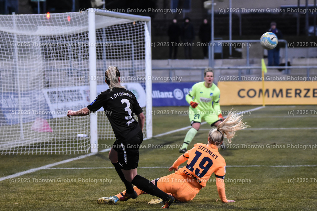 Fussball-BL Frauen 1. FFC Frankfurt vs. TSG 1899 Hoffenheim | Sandvej Cecilie #3 (1.FFC Frankfurt), Judith Steinert #19 (TSG 1899 Hoffenheim); Fussball-BL Frauen 1. FFC Frankfurt vs. TSG 1899 Hoffenheim, Fussball-Bundesliga Frauen am 24.02.2018 im Stadion am Brentanobad in Frankfurt/Main, (Deutschland) - Realisiert mit Pictrs.com