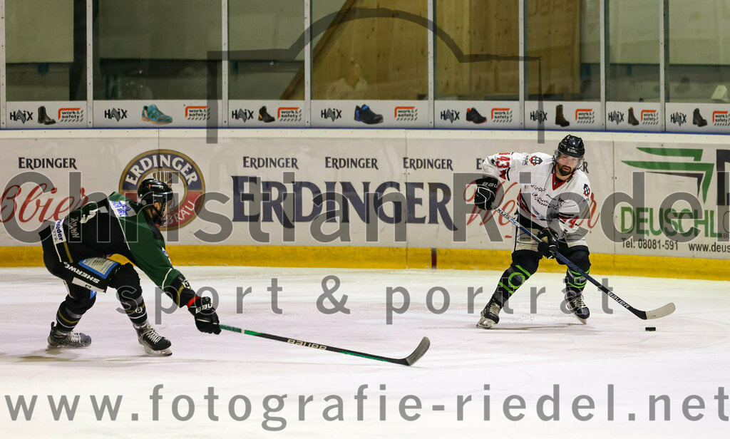 2022-11-06_086_TSV_Erding_gegen_EHC_Koenigsbrunn | Erding, Deutschland, 06.11.2022:
Eishockey, Bayernliga 2022 / 2023, 11. Spieltag, TSV Erding gegen EHC Königsbrunn, Endergebnis: 1:7

Florian Zimmermann (Erding Gladiators, #5), Hayden Trupp (EHC Königsbrunn, #43)

Foto: Christian Riedel / fotografie-riedel.net