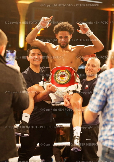 Internationale deutsche Meisterschaft (BDB) | 15.03.2025 Boxen Kampfabend Boxveranstaltung LIVE PROFIBOXEN 3B Promotions BDB Bund Deutscher Berufsboxer in der Böllenfalltorhalle Mittelgewicht internationale deutsche Meisterschaft zwischen (Bildmitte) Sieger Deutscher Meister Oluwole Jan Ciosek (Darmstadt / Deutschland) dritter Profiwettkampf (Foto: Peter Henrich) - Realisiert mit Pictrs.com