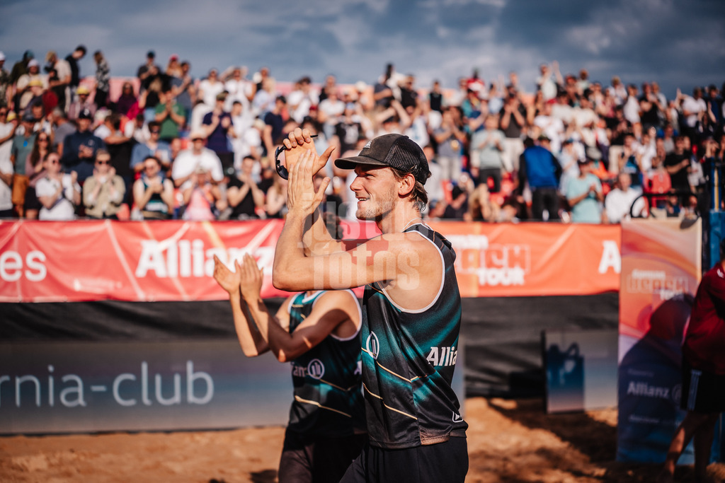 Beachvolleyball | Männer | Allianz German Beach Tour 2025 | Tourstop München | 11.07.2025 | Paul Henning applaudiert den Fans nach dem Spiel