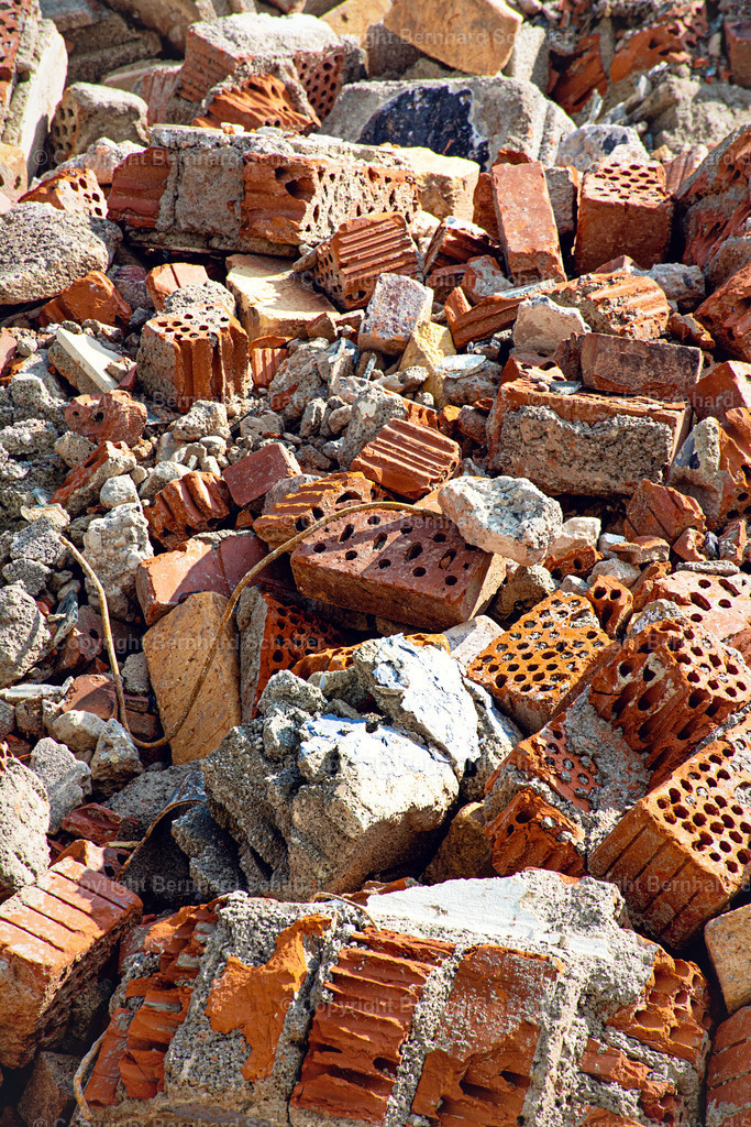 Bauschutt | Zerbrochene Ziegel nach dem Abriss eines Gebäudes. - Realisiert mit Pictrs.com