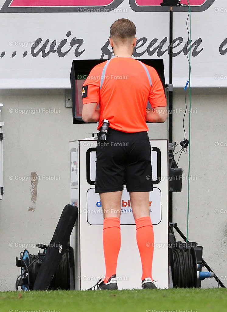 ALUI_02042023_07 | SPORT,FUSSBALL,ADMIRAL BUNDESLIGA AUSTRIA KLAGENFURT-RED BULL SALZBURG 02.04.2023 IM BILD:VAR ENTSCHEIDUNG SCHIEDSRICHTER DANIEL PFISTER FOTO:FOTOLUI/MW