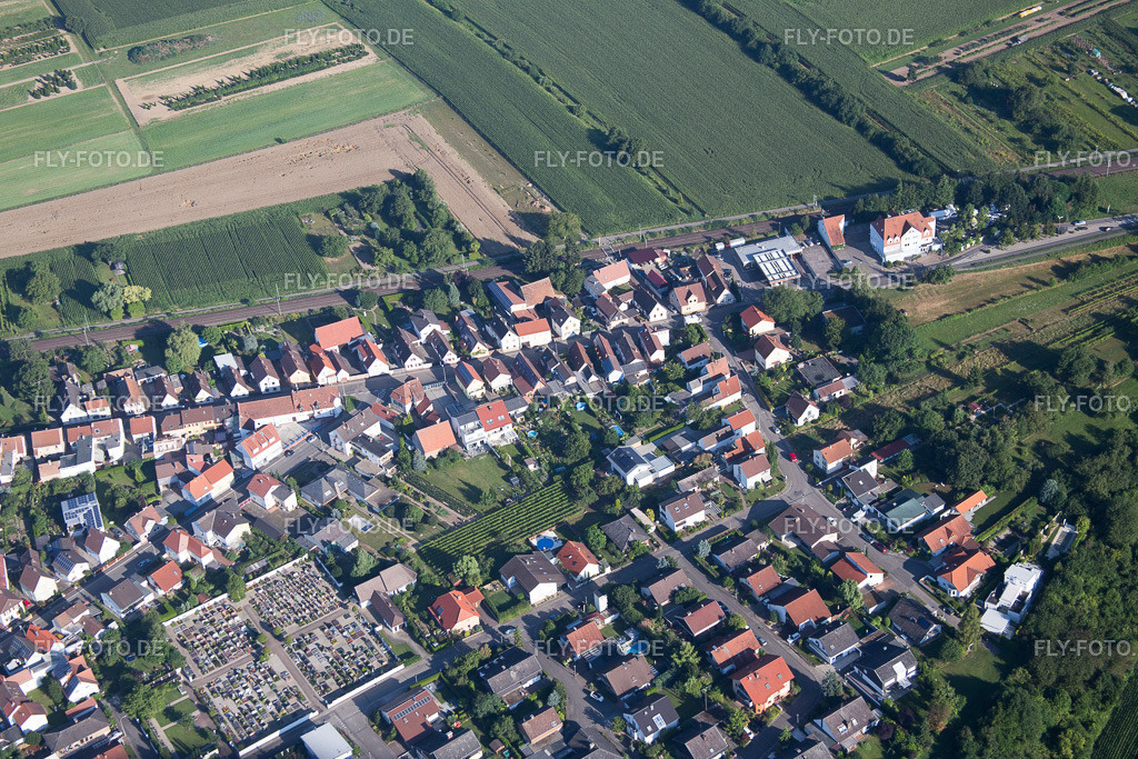 Germersheimer Straße | Luftbild: Germersheimer Straße im Ortsteil Berghausen in Römerberg im Bundesland Rheinland-Pfalz in Deutschland. Foto: IMG_092455.jpg vom 01.08.2016 durch Werner Riehm/FLY-FOTO.de - Realisiert mit Pictrs.com