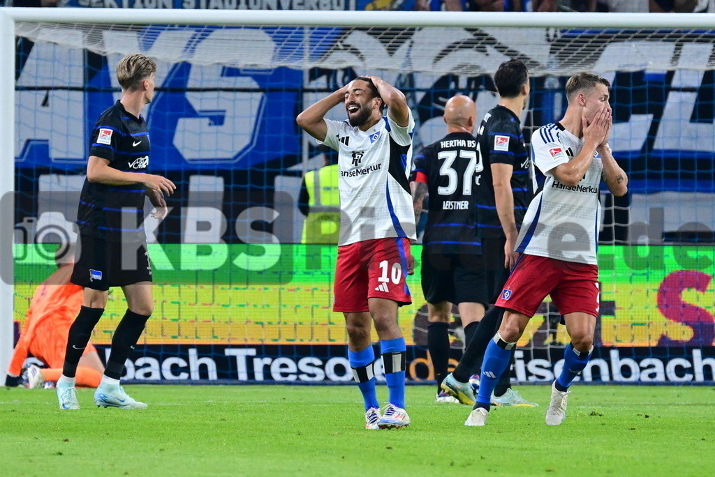 KBS Picture_HSV-HerthaBSC_074 | v.l. Pherai Immanuel (HSV) und Muheim Miro (HSV) koennen es nicht fassen das der Ball nicht drin war ,Sportplatz :  Volksparkstadion, - Realisiert mit Pictrs.com
