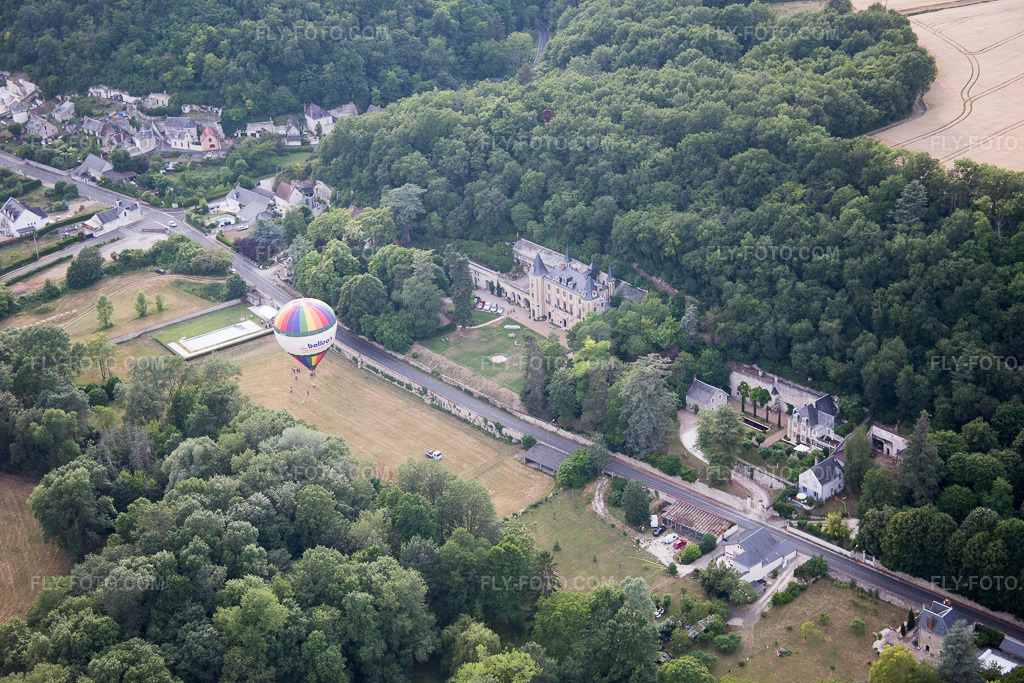 Aerial view: Hot air balloon launch in front of the Château de Perreux in Nazelles-Negron in Nazelles-Négron in the state Indre et Loire, France. – Photo: IMG_082315.jpg taken on 06/20/2015 by Werner Riehm/FLY-FOTO.com – Resolution of the original: 5472 x 3648 px