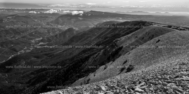 Mont Ventoux Relief - Panorama in SW | Landschaftsfoto des Mont Ventoux in der Provence  in Schwarz Weiß