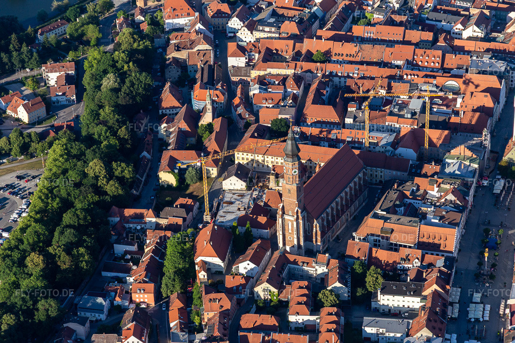 Luftbild: Basilika St. Jakob in Straubing im Bundesland Bayern in Deutschland. – Foto: IMG_133205.jpg vom 03.07.2022 durch Werner Riehm/FLY-FOTO.de – Auflösung des Originals: 5472 x 3648 px – Sankt Jakob Straubing - – Stadt Straubing
