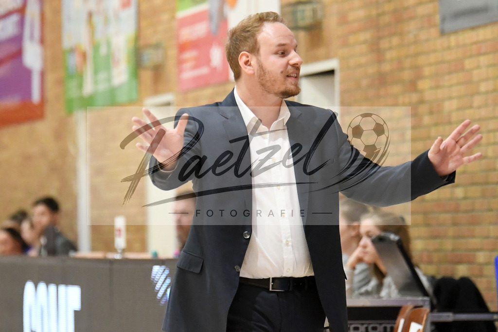 20200126_PANHAL_0040 | Basketball, Frauen: Trainer Mario Zurkowski (GiroLive-Panthers Osnabrück) gestikuliert beim Spiel der Toyota DBBL zwischen GiroLive-Panthers Osnabrück vs. GISA LIONS SV Halle am 26.01.2020 im Panthers Dome in Osnabrück, Deutschland.(Foto von Nico Paetzel) - Realisiert mit Pictrs.com