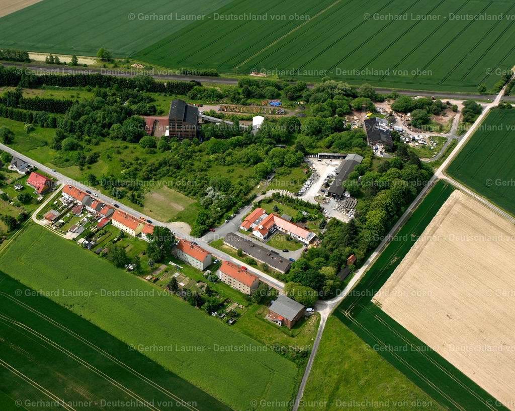 2638083 | OTHFRESEN 09.06.2006 Landwirtschaftliche Nutzflächen und Feldgrenzen  umsäumen das Siedlungsgebiet des Dorfes in Othfresen im Bundesland Niedersachsen, Deutschland // Agricultural land and field boundaries surround the settlement area of the village  in Othfresen in the state Lower Saxony, Germany Foto: Gerhard Launer