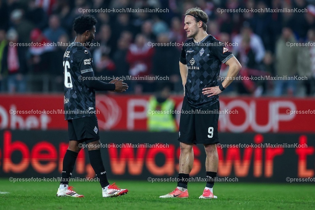 RWE09032501121 | 2025.03.09, Fußball, 3.Liga, Rot-Weiss Essen - SV Waldhof Mannheim, Stadion Hafenstraße, Saison 2024 2025: Enttäuschte Gesichter nach der 0:1 Niederlage für Waldhof Mannheim. Enttäuscht Enttäuschung Kelvin Arase (SV Mannheim #36) neben Felix Lohkemper (SV Mannheim #9)DFB regulations prohibit any use of photographs as image sequences and or quasi-video.