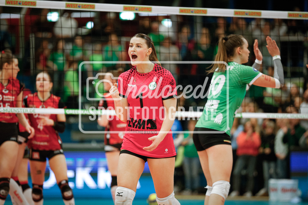 Volleyball I Frauen I Saison 2025-2026 I Bundesliga I Playoff-Viertelfinale 2 I USC Münster - Dresdner SC-127 | Pippa Molenaar (1, USC Münster) Jubelt nach einem Punktgewinn. - Realisiert mit Pictrs.com