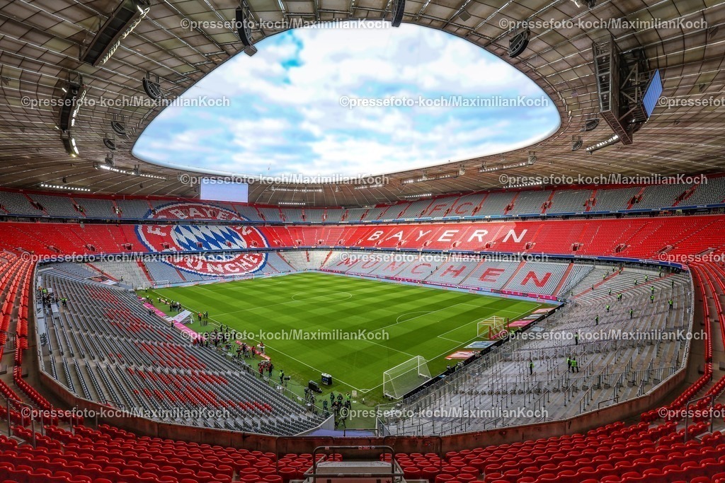 FCB18102501002 | 18.10.2025, Fußball, FC Bayern München - Borussia Dortmund, 1. Fußball Bundesliga, 7. Spieltag, Allianz Arena, Saison 2025 2026: Innenansicht leeres Stadion vor dem Spiel Blick auf das Spielfeld und die Tribüne mit dem Schriftzug und Logo der Bayern. Übersichtsbild Weitwinkelaufnahme Übersichtsbild Übersichtsfoto Sportstätte leer DFB regulations prohibit any use of photographs as image sequences and or quasi-video.