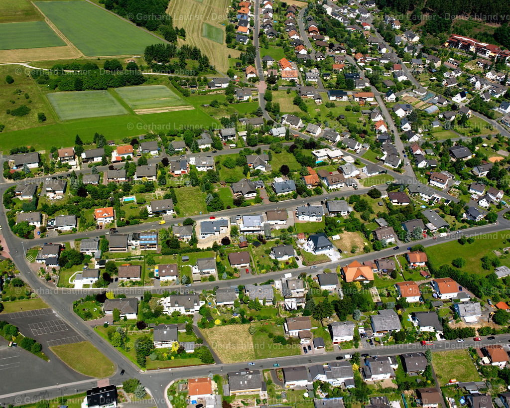 2610597 | WISSENBACH 09.06.2006 Wohngebiet einer Einfamilienhaus- Siedlung  in Wissenbach im Bundesland Hessen, Deutschland // Single-family residential area of settlement  in Wissenbach in the state Hesse, Germany Foto: Gerhard Launer