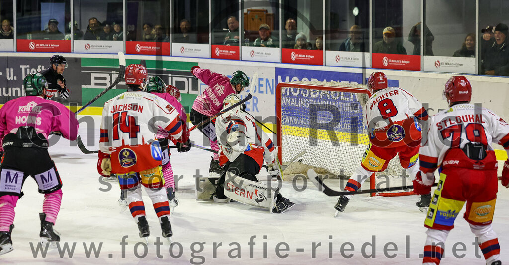 2025-10-24_144_TSV_Erding_gegen_Deggendorfer_SC | Erding, Deutschland, 24.10.2025:Eishockey, Oberliga Süd 2025 / 2026, 11. Spieltag, TSV Erding gegen Deggendorfer SC, Endergebnis: 2:4Ty Jackson (Deggendorfer SC, #14), Sebastian Graf (Deggendorfer SC, #1), Thomas Matheson (Erding Gladiators, #37)Foto: Christian Riedel / fotografie-riedel.net