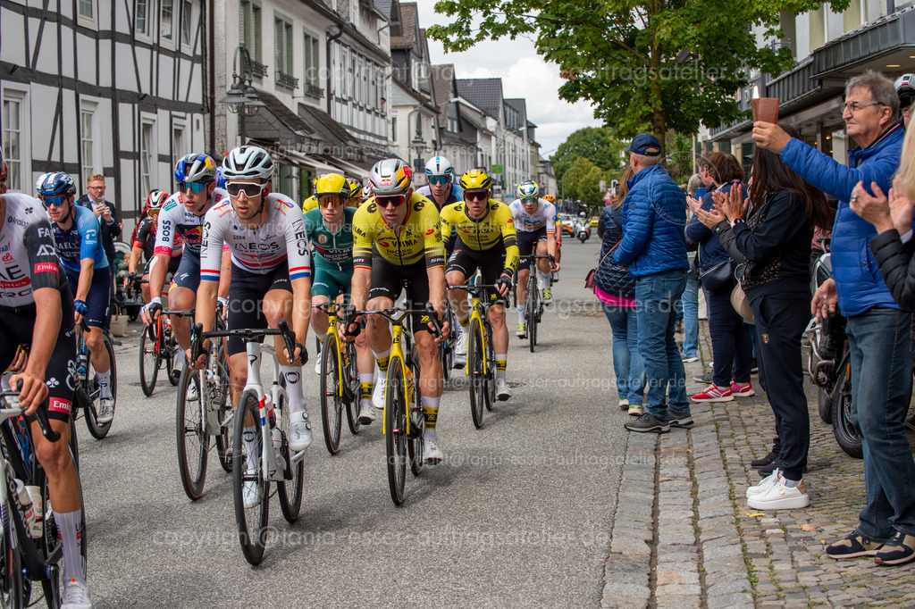 Lidl Deutschlandtour UAE Team Hauptfeld 3. Etappe in Brilon Hauptfeld Nahaufnahme | Brilon, Nordrhein-Westfalen, Deutschland – 23. August 2025: Lidl Deutschlandtour Professionelles Radrennen, 3. Etappe, Hauptfeld. Gesichter von links nach rechts: Team Israel Premier Tech Simon James Clark, Team Red Bull Bora Hansgrohe Laurence Pithie, Team Ineos Grenadiers Samuel Watson (bester Nachwuchsfahrer), Team Visma Lease a bike Matthew Brennan (führend nach Punktewertung), Team Visma Lease a Bike Wout van Aert. 