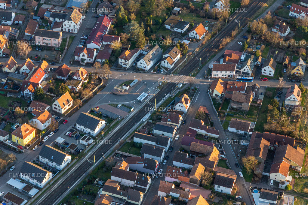 Bahnübergang Mühlgasse www.rheinzabern.com | Luftbild: Bahnübergang Mühlgasse www.rheinzabern.com in Rheinzabern im Bundesland Rheinland-Pfalz in Deutschland. Foto: IMG_130743.jpg vom 23.02.2022 durch ©2025 Werner Riehm fly-foto.de/copyright - Realisiert mit Pictrs.com