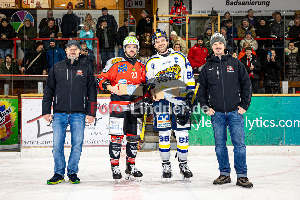 TSV Peißenberg MINERS gegen EHC Waldkraiburg DIE LÖWEN | Eishockey Bayernliga Herren Vorrunde 2024/25, TSV Peißenberg MINERS gegen EHC Waldkraiburg DIE LÖWEN, 20250124,Spielehrung,2025-01-24 in Peißenberg (Eisstadion Peißenberg)Dejan VOGL (MINERS 23), Nico VOGL (EHC Waldkraiburg 88)Copyright: WolfgangxLindner foto-lindner.de