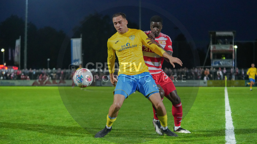 Fußball, Herren, Saison 2025/2026, Testspiel, Freundschaftsspiel, FSV 63 Luckenwalde vs. 1.FC Union Berlin, Mittwoch 08.10.2025, Werner-Seelenbinder-Stadion Luckenwalde, | Fußball, Herren, Saison 2025/2026, Testspiel, Freundschaftsspiel, FSV 63 Luckenwalde vs. 1.FC Union Berlin, Mittwoch 08.10.2025, Werner-Seelenbinder-Stadion Luckenwalde, Im Bild: Simon Gollnack (l. Luckenwalde) und Stanley Nsoki (r. Union) - Realisiert mit Pictrs.com