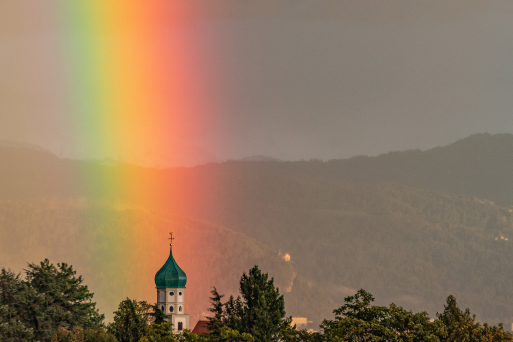 Regenbogen über Sankt Georg in Wasserburg | Sie suchen ein Bild für Ihr Büro/Ihre Wohnung oder ein Fotogeschenk? So geht's: 
1.) Lieblingsbild auswählen
2.) Wunschprodukt (Leinwand, Alu-Dibond, Acryl, Fotogeschenk) auswählen. - Realisiert mit Pictrs.com