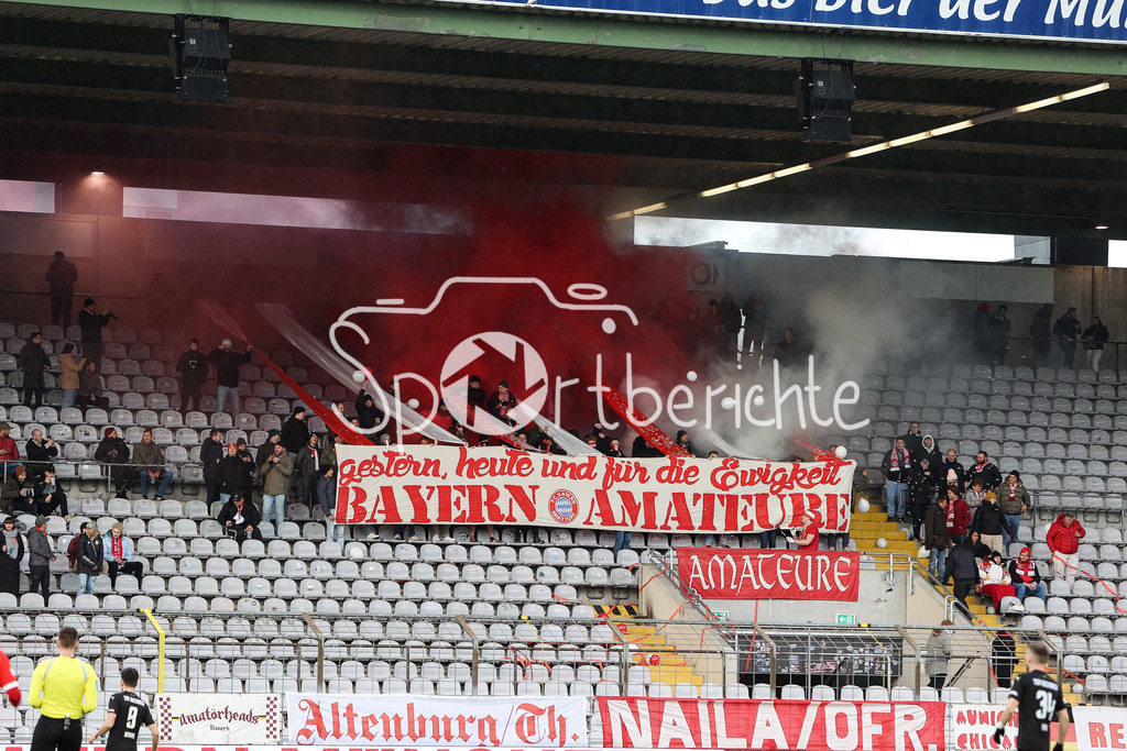 FC Bayern Amateure - TSV Buchbach | Die Fans der Amateure zeigen vor Spielbeginn eine Chore / Ultras / Zuschauer / Pyrotechnik / Pyro / Symbolbild