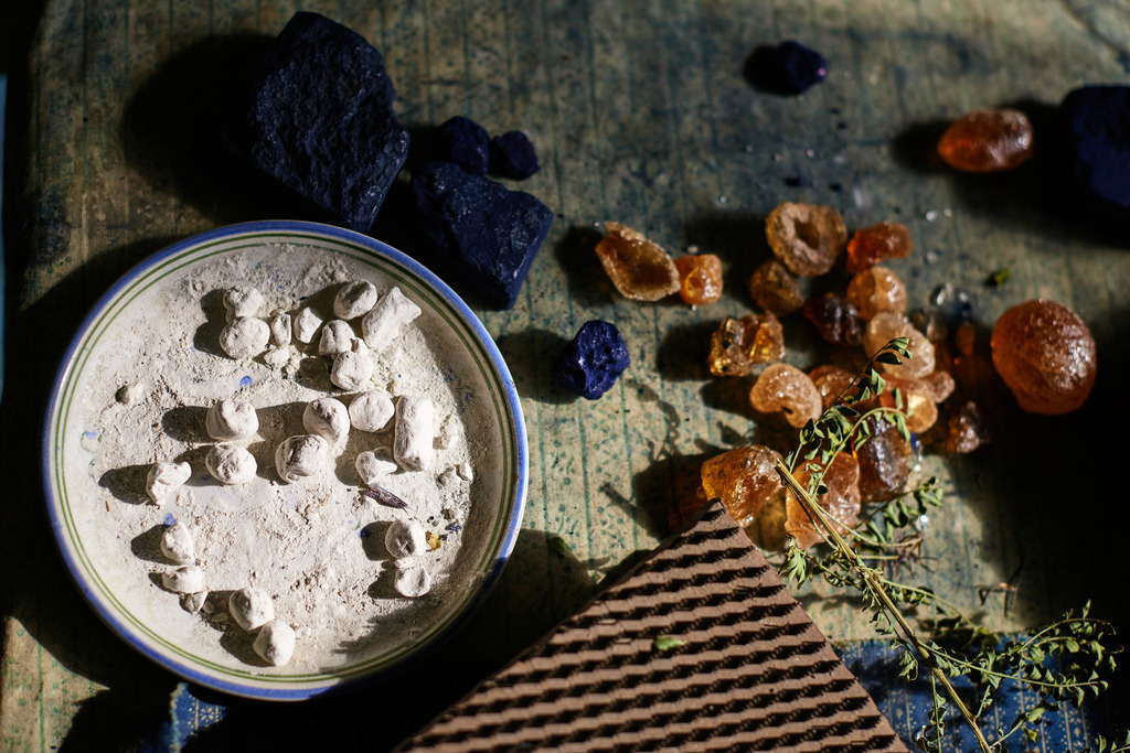 Kreide, Indigo, Gummi arabicum und Holzmodel | Steinberg, Austria - September 25, 2013: Original Indigo Blaudruck Koo in Burgenland; Kreide, Indigo, Gummi arabicum und Holzmodel. - Realisiert mit Pictrs.com