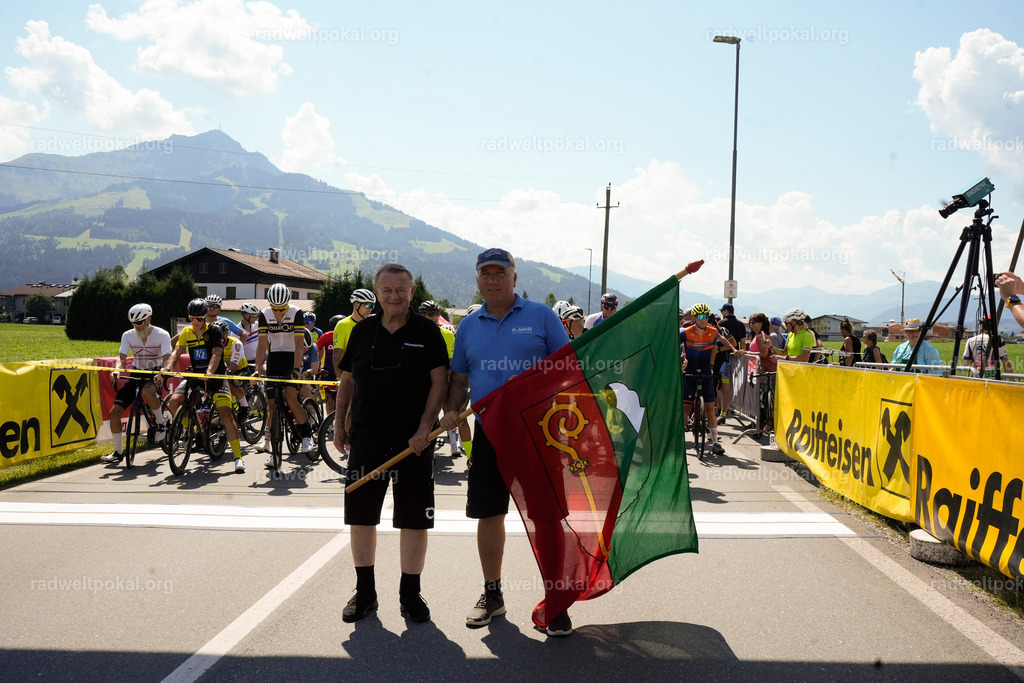 231_20230817_Bewerb_Maenner_Muehlanger | AUT - OESTERREICH, 2023-08-16: SPORT RENNRAD-FAHREN - 55. INTERNATIONALER RADWELTPOKAL IN ST. JOHANN IN TIROL  - Vintage-Radrennen mit WM-Bronze-Medaillen-Siegerin Christina Schweinberger, den Teilnehmer und Alexander Baumann (vom Orginastions-Team) - TAG 2 BEWERB MAENNER IN SECHS GRUPPEN  ; Foto: Roland Muehlanger