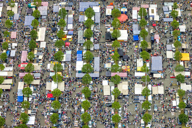 Duisburg240702323-Nord | Luftbild, Duisburg-Nord, Trödelmarkt auf dem Ikea Möbelmarkt Parkplatz, Flohmarkt Marktstände, Formen und Farben, Beeck, Duisburg, Ruhrgebiet, Nordrhein-Westfalen, Deutschland