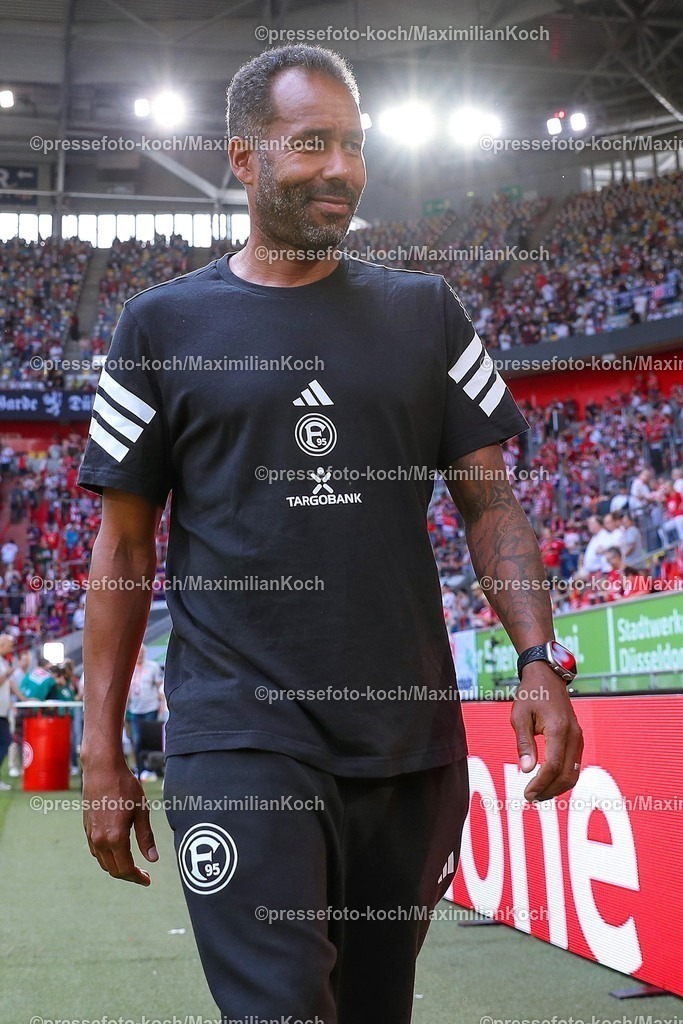 F9509082501192 | 09.08.2025, Fußball, Fortuna Düsseldorf - Hannover 96, 2. Fußball Bundesliga, Merkur Spiel-Arena, Saison 2025 2026: Cheftrainer Daniel Thioune (Fortuna Düsseldorf #hc)  DFB regulations prohibit any use of photographs as image sequences and or quasi-video.