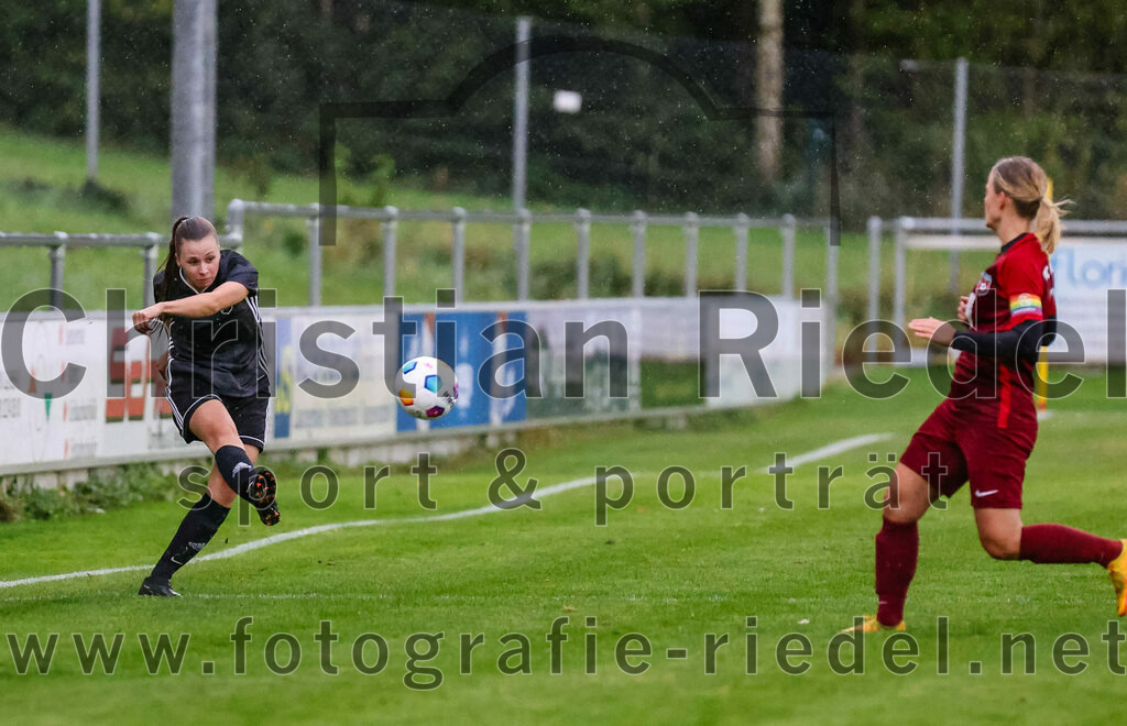 2023-10-14_041_FC_Schwaig_gegen_SV_Schechen | Oberding, Deutschland, 14.10.2023:
Fußball, Bezirksliga 2023 / 2024, 6. Spieltag, FC Schwaig gegen SV Schechen, Endergebnis: 4:3

Elisa Friedrich (SV Schechen, #11), Christina Lommer (FC Schwaig, #7)

Foto: Christian Riedel / fotografie-riedel.net