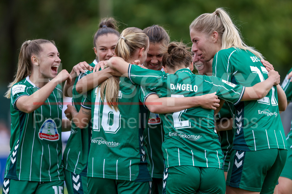 Fussball, Google Pixel Frauen-Bundesliga, SV Werder Bremen - TSG 1899 Hoffenheim | Spielerinnen des SV Werder Bremen mit Torjubel, Jubel, jubeln, jubelt, optimistisch, Spielszene, Highlight, Freude über das Tor zum 2:1, DIE DFB-RICHTLINIEN UNTERSAGEN JEGLICHE NUTZUNG VON FOTOS ALS SEQUENZBILDER UND/ODER VIDEOÄHNLICHE FOTOSTRECKEN. DFB REGULATIONS PROHIBIT ANY USE OF PHOTOGRAPHS AS IMAGE SEQUENCES AND/OR QUASI-VIDEO.