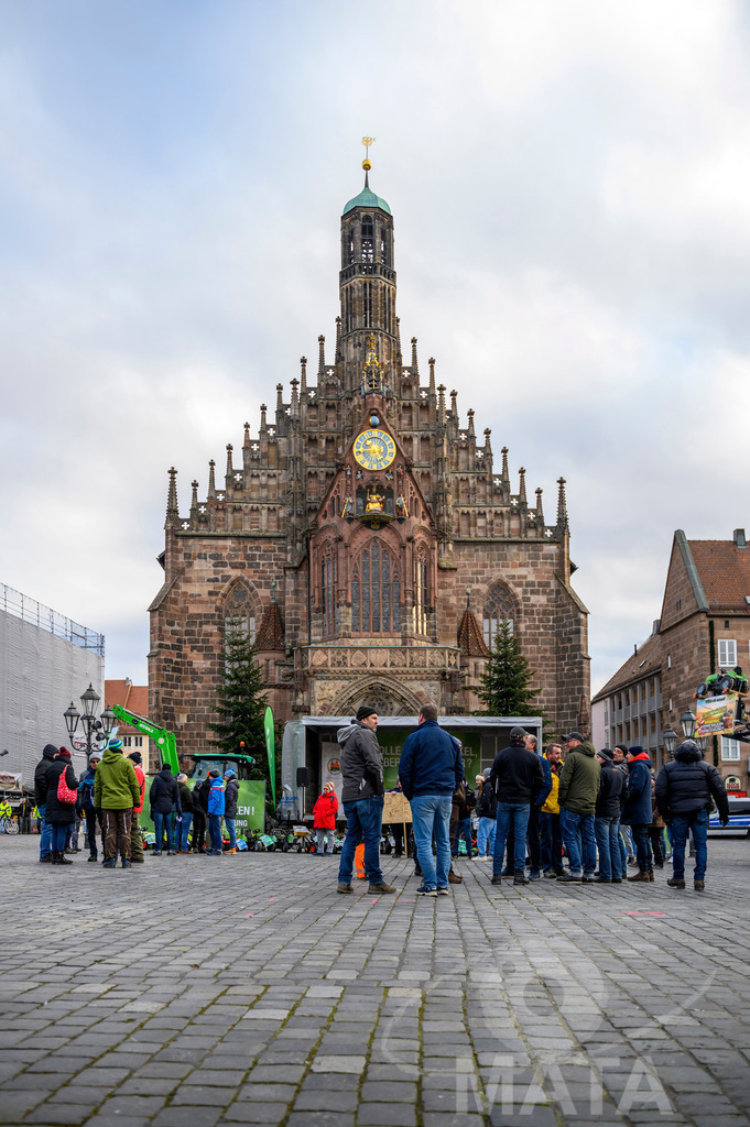 _DWI0391 | Bauerndemo gegen Agrarpolitik der Bundesregierung  auf dem Straße Obstmarkt und Hauptmarkt . Nürnberg, 08.01.2024 - Realisiert mit Pictrs.com