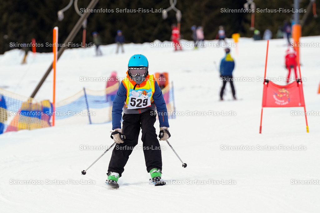 SRF_02.01.2026_0882 | Skirennfotos,Serfaus,Fiss,Ladis,Kinderskirennen,Winter,Tirol,Oberland,skirace,SFL,feelfree,weil wir's genießen,ski,Ski,skifahren,Sonnenplateau, - Realisiert mit Pictrs.com