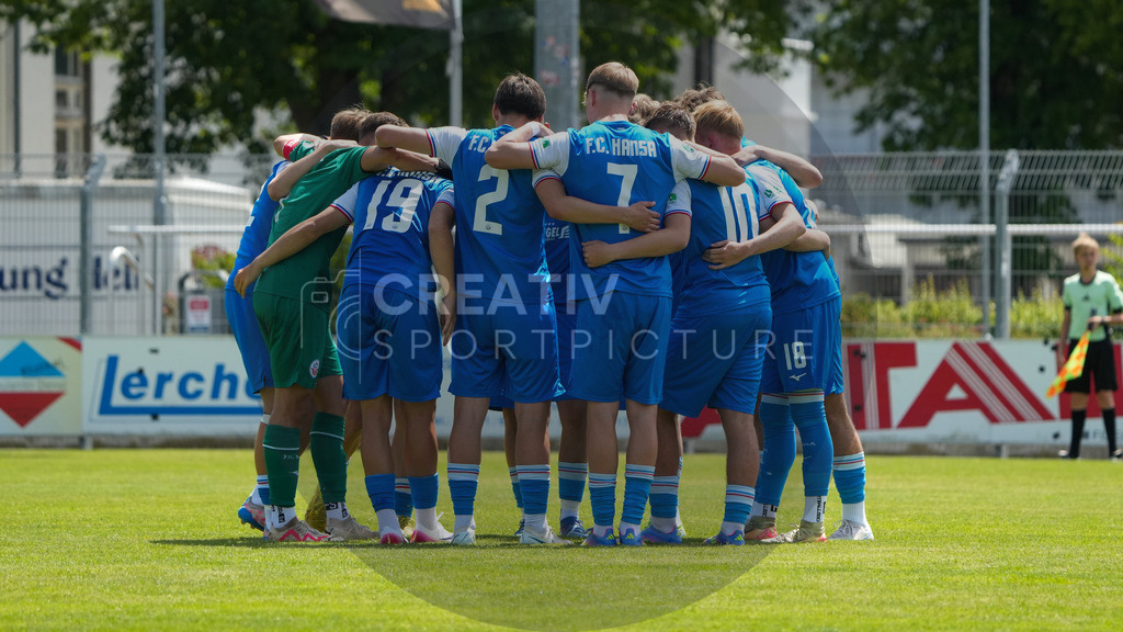 Fußball, Herren, Saison 2025/2026, 3. Luckenwalder Turmpokal, Werner-Seelenbinder-Stadion Luckenwalde, Spiel: FSV 63 Luckenwalde vs. F.C. Hansa Rostock U19,  | Fußball, Herren, Saison 2025/2026, 3. Luckenwalder Turmpokal, Werner-Seelenbinder-Stadion Luckenwalde, Spiel: FSV 63 Luckenwalde vs. F.C. Hansa Rostock U19,  Im Bild: Der Mannschaftskreis der U19 des F.C. Hansa Rostock - Realisiert mit Pictrs.com