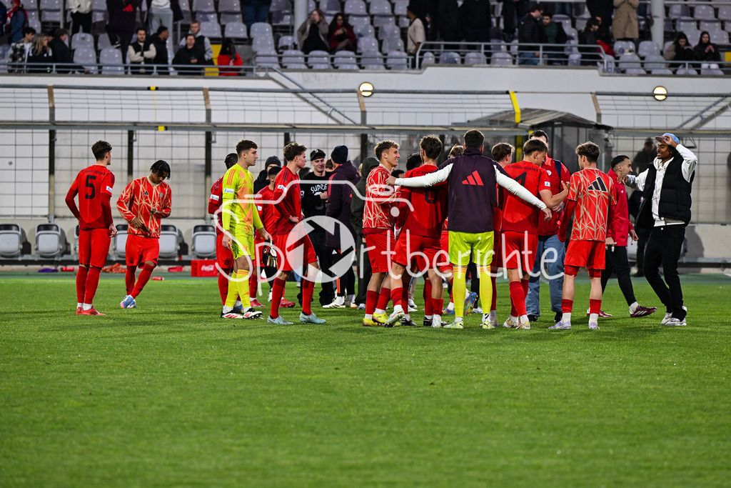 FC Bayern Amateure - Türkgücü München | Die Spieler der Bayern Amateure feiern zusammen mit den Fans nach dem letzten Heimspiel der Saison / Regionalliga Bayern: FC Bayern Muenchen II - Tuerkguecue Muenchen, Gruenwalder Stadion am 09.05.2025