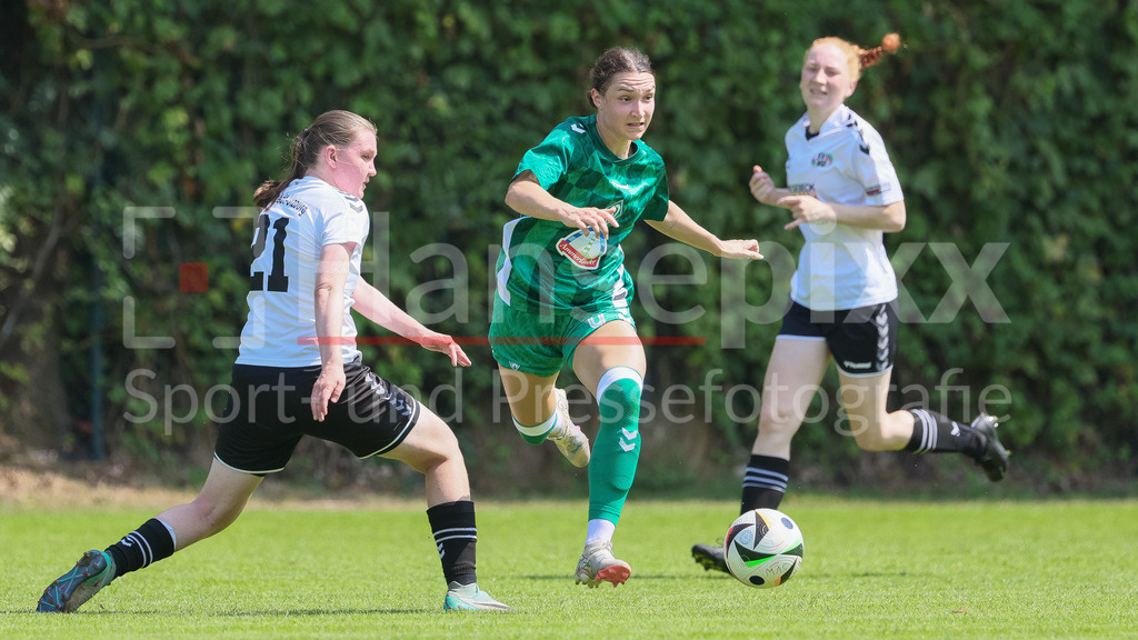 Fussball, Testspiel Frauen, SV Henstedt-Ulzburg - SV Werder Bremen | v.li.: Liv Fuß (SV Henstedt-Ulzburg, 21) und Sophie Weidauer (SV Werder Bremen, 9) im Zweikampf, Duell, Dynamik, Aktion, Action, Spielszene
