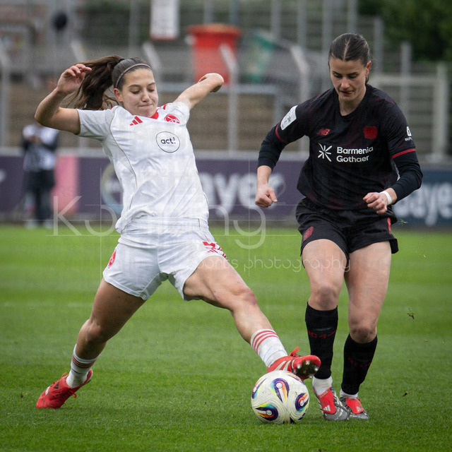 Frauen Fußball-Bundesliga; Bayer 04 Leverkusen - 1. FC Nürnberg, 31.01.2026 | Laura Miller (1. FC Nürnberg, 9), Katharina Piljic (Bayer 04 Leverkusen, 6) beim Zweikampf; Bayer 04 Leverkusen - 1. FC Nürnberg an Spieltag 16 der Google Pixel Frauen-Bundesliga am 31.01.2026 im Ulrich-Haberland-Stadion in Leverkusen (Nordrhein-Westfalen). DFL REGULATIONS PROHIBIT ANY USE OF PHOTOGRAPHS AS IMAGE SEQUENCES AND/OR QUASI-VIDEO.